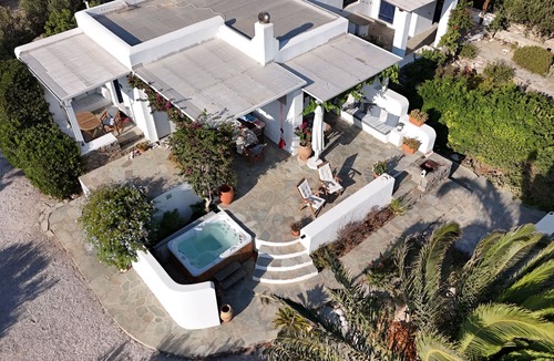 Kastraki House | Delightful house with hot tub, 100m from amazing beach, sleeps 8 people