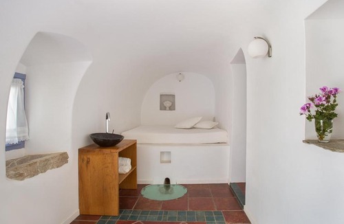 Perlegianika House | Dipaton House