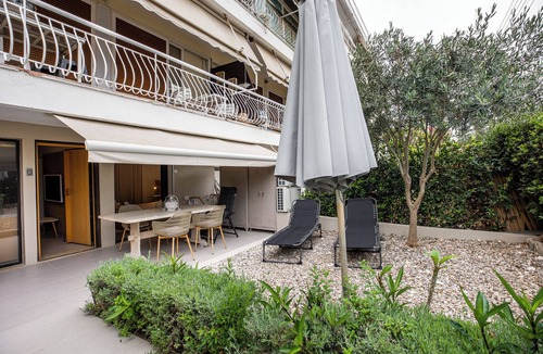 Vari-Voula-Vouliagmeni Apartment | Directly before the sea.Direkt vor dem Meer