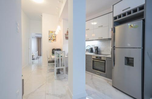Kallithea Apartment | Earthy Green House