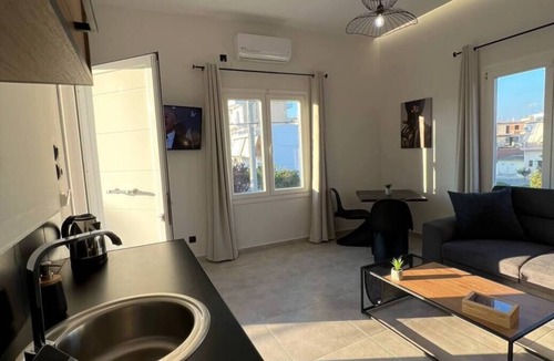 Elefsina Apartment | Elefsinian Mysteries Apartments - Black Beauty