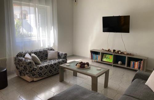 Egira House | Elegant house by the sea with pool