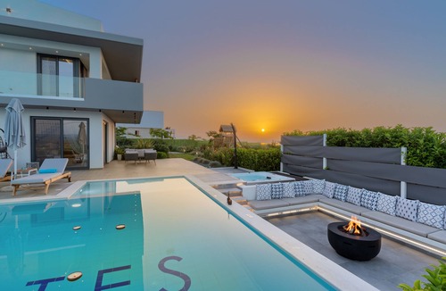Adelianos Kampos Villa | Embrace the Cretan horizon! Enjoy your holidays in a deluxe accommodation