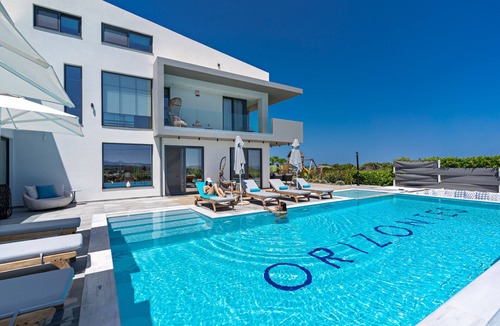 Adelianos Kampos Villa | Embrace the Cretan horizon! Enjoy your holidays in a deluxe accommodation