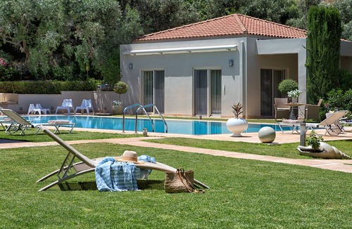 Chalcis Villa | Emerald Villa-next to the beach-sharing swimming pool