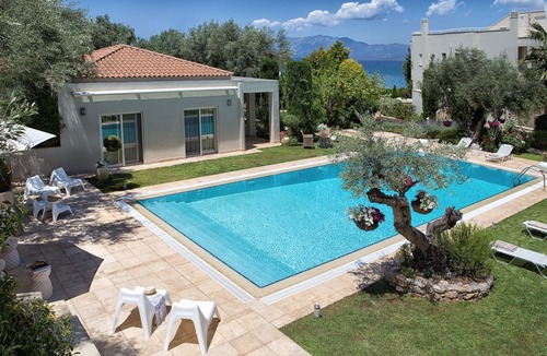 Chalcis Villa | Emerald Villa-next to the beach-sharing swimming pool