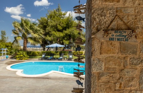Agii Theodori Villa | Enjoy your vacation at a luxurious stone villa with garden & swimming pool!