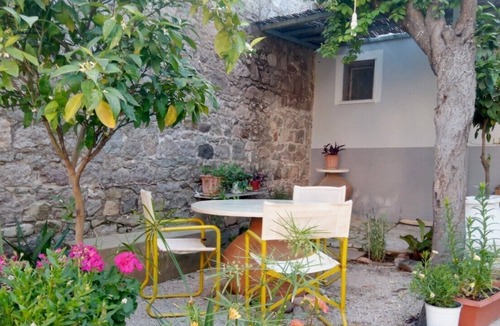 Skala Kallonis House | Euripides house with garden