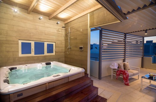 Halepa House | Evelyn's House: outdoor heated Jacuzzi, Views, cozy Fireplace & 500Mbps WiFi