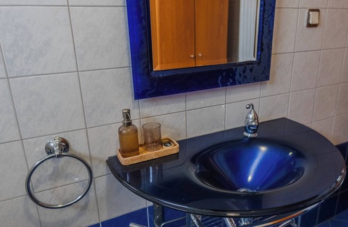 Florina Apartment | Florina House - Spacious with 2 Bedrooms and mountain view