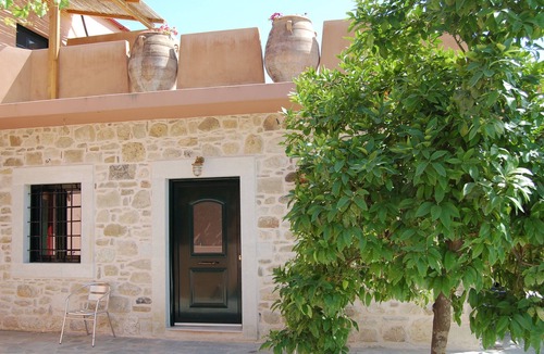Faneromeni Apartment | Francois Apartment is a cozy apartment in a traditional Cretan village