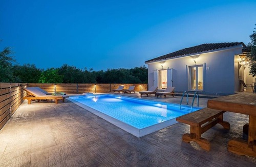 Fiolitis Villa | Ftelia - 3 Bedroom villa with Private Pool and Garden view