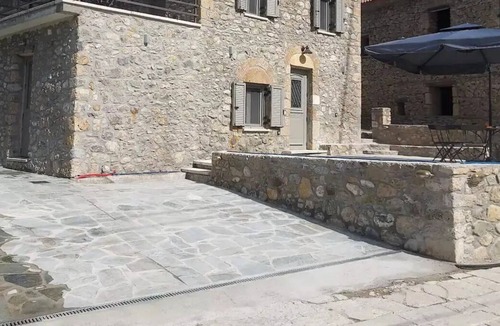Zarouhla House | Full House - Aroania suites
