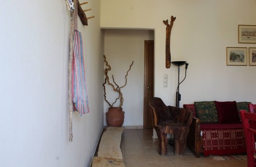 Faistos Apartment | Galatia Red