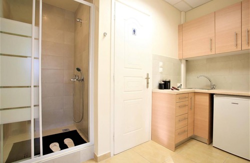 Markopoulon House | GK Airport Suites - Free Shuttle