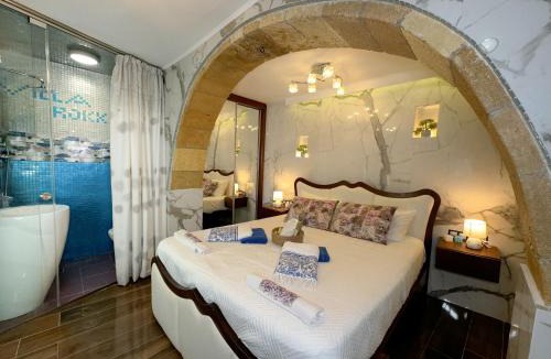 Kissamos Villa | Heated Private Ozone Salt Pool, Jacuzzi, Cinema Inside & Outside, Ping Pong, Billiard, Ps5, Playground, Giant Chess, Giant Monopoly, Table Football, 3x Surround Sound - Villa Rokka Luxe