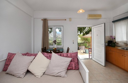 Mirtos Apartment | Holiday Apartment "Kallithea" with Sea View, 2 Shared Terraces & Wi-Fi