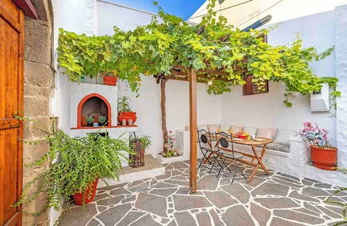 Kallithea House | Holiday Home 'Beautiful Historic House' with Private Garden, Wi-Fi and Air Conditioning