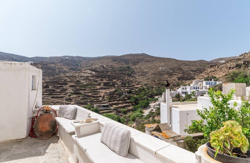 Megas Yialos-Nites House | Holiday Home 'Platia Tinos Cycladic Cottage' with Mountain View, Private Terrace and Balcony