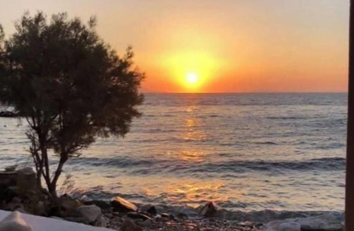 Syros House | Holiday Home 'Seagull Syros Seaside' with Sea View, Private Terrace and Wi-Fi