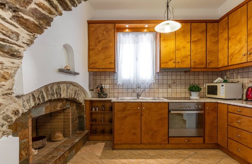 Koronos House | Holiday Home 'Traditional House In Koronos' with Mountain View, Private Terrace and Wi-Fi