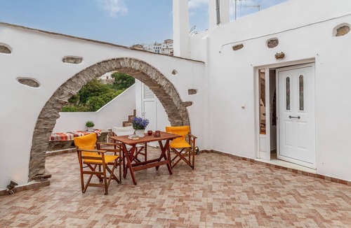 Koronos House | Holiday Home 'Traditional House In Koronos' with Mountain View, Private Terrace and Wi-Fi