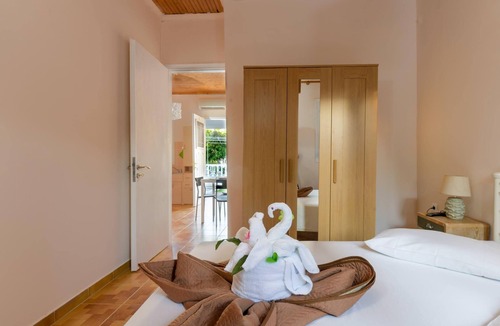 Spartia House | Holiday Home "Zoumpouli 5" with Sea View, Garden & Wi-Fi