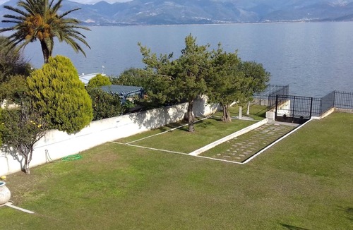 Psathopirgos House | Holiday House on the beach