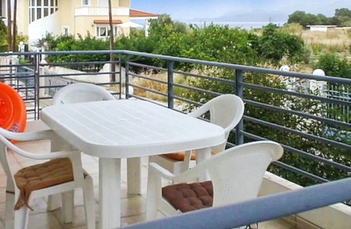 Kato Diminio House | Homerez - 100 m away from the beach! Nice house for 6 ppl. at Kato Diminio