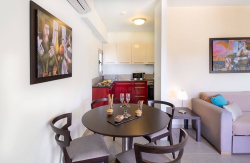 Katouna House | Honeymooners, this love nest bungalow was designed for you!