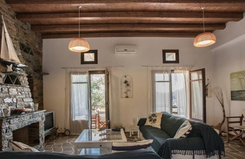 Kato Fellos House | House with a pool in Andros