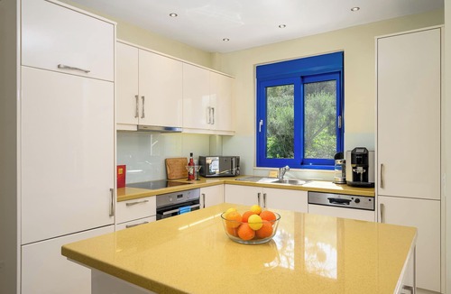 Kamilari House | House with sea view. Family-friendly.