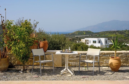 Kamilari House | House with sea view. Family-friendly.