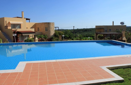 Houdetsi Apartment | HUGE POOL in LUXURIOUS residency