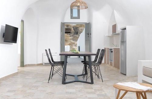 Messaria House | Hyposkafa Cave Houses #AuthenticSantorinianLiving