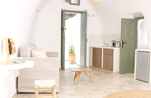 Messaria House | Hyposkafa Cave Houses #AuthenticSantorinianLiving