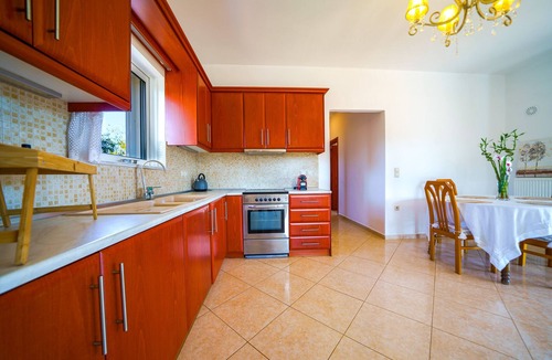 Vamos Villa | In the "Tuscany of Crete," dive into the pool and unwind in the hot tub!