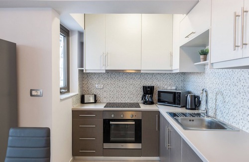 Maleme Apartment | Jasmine Cozy & Modern Flat, steps from Sandy Beach