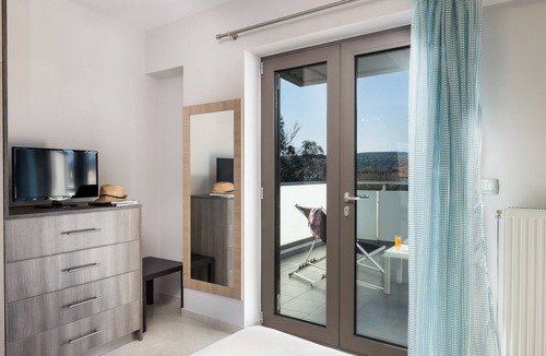 Maleme Apartment | Jasmine Cozy & Modern Flat, steps from Sandy Beach