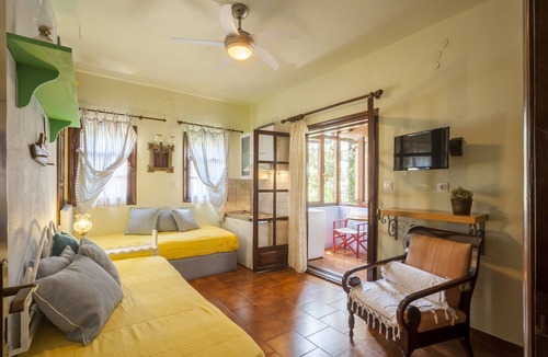 Paradhisos Bed & Breakfast | Junior Suite with balcony - Breakfast included