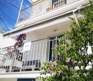 Trikeri House | Kassi's seaside escape
