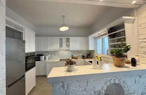 Glisidia House | La vie est belle luxury apartment BBQ jacuzzi&view