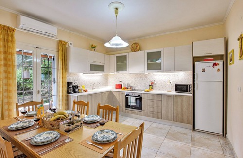 Kontokali Apartment | Large apartment with shared swimming pool and garden