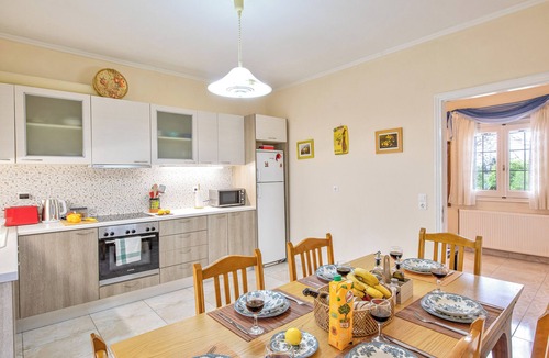 Kontokali Apartment | Large apartment with shared swimming pool and garden