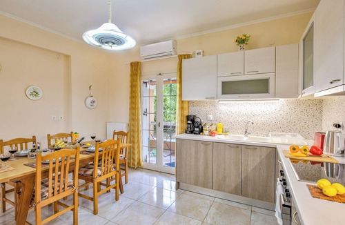 Kontokali Apartment | Large apartment with shared swimming pool and garden