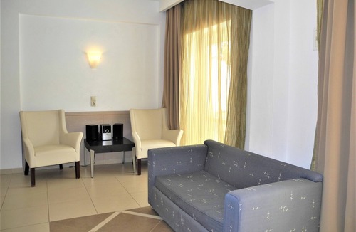 Kokinos Pirgos Hotel | Little Inn
