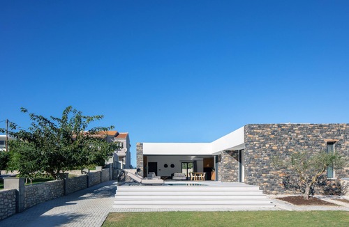 Asprouliani Villa | Luxurious villa with a large pool, 750m from the beach.