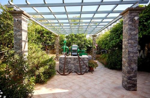 Chios Villa | Luxury 3 Bedroom Apartment with Garden
