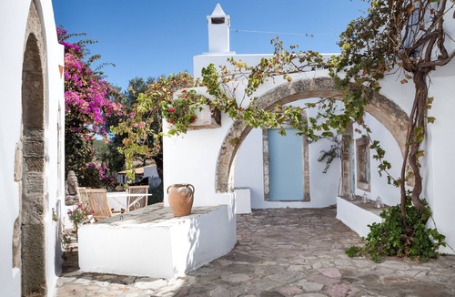 Milopotamos House | Magical centuries-old house sleep10