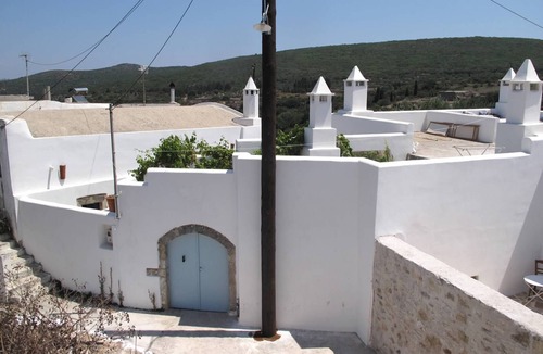 Milopotamos House | Magical centuries-old house sleep 6